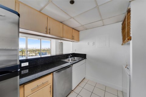 Condo in North Bay Village, Florida, 2 bedrooms  № 2040427 - photo 14