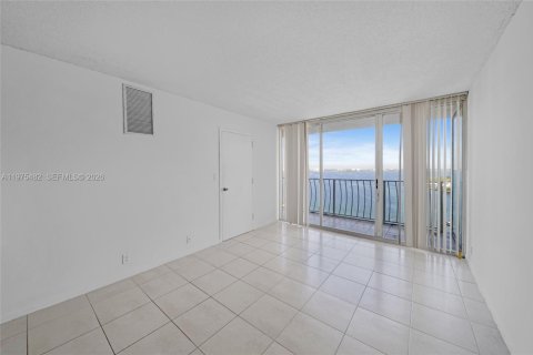 Condo in North Bay Village, Florida, 2 bedrooms  № 2040427 - photo 16
