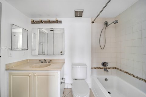 Condo in North Bay Village, Florida, 2 bedrooms  № 2040427 - photo 24