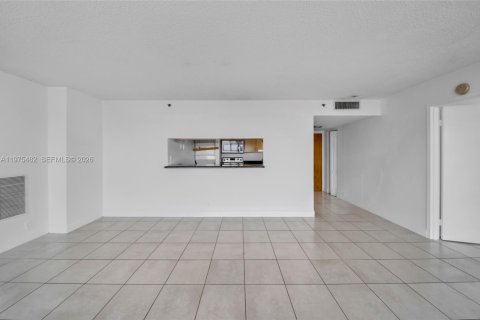 Condo in North Bay Village, Florida, 2 bedrooms  № 2040427 - photo 10