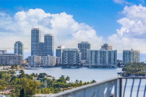 Condo in North Bay Village, Florida, 2 bedrooms  № 2040427 - photo 25