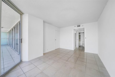 Condo in North Bay Village, Florida, 2 bedrooms  № 2040427 - photo 23