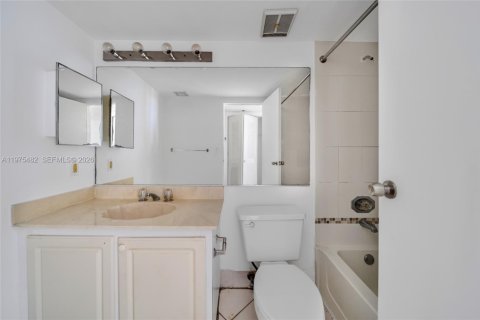 Condo in North Bay Village, Florida, 2 bedrooms  № 2040427 - photo 18