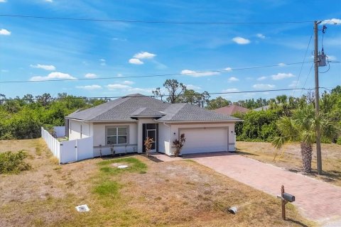 House in Rotonda, Florida 3 bedrooms, 153.29 sq.m. № 1658575 - photo 1