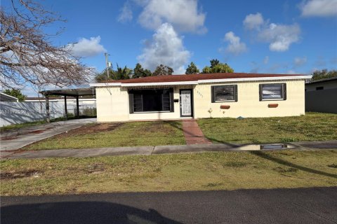 House in Miami, Florida 3 bedrooms, 156.08 sq.m. № 2041826