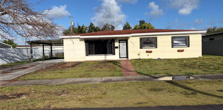 House in Miami, Florida 3 bedrooms, 156.08 sq.m. № 2041826