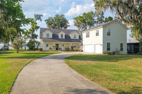House in Melrose, Florida 4 bedrooms, 284.1 sq.m. № 1806737 - photo 1