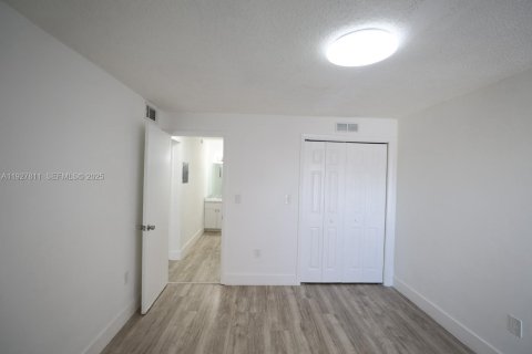 Снять в аренду квартиру в Хайалиа, Флорида 2 спальни, 2905.89м2, № 1992334 - фото 11