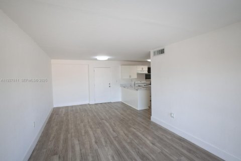 Снять в аренду квартиру в Хайалиа, Флорида 2 спальни, 2905.89м2, № 1992334 - фото 8