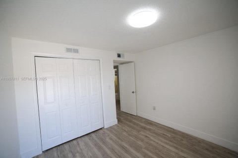 Снять в аренду квартиру в Хайалиа, Флорида 2 спальни, 2905.89м2, № 1992334 - фото 12