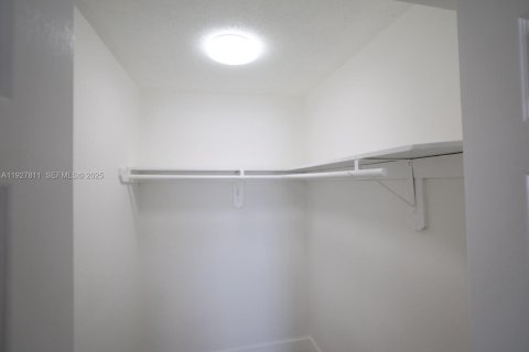 Снять в аренду квартиру в Хайалиа, Флорида 2 спальни, 2905.89м2, № 1992334 - фото 13