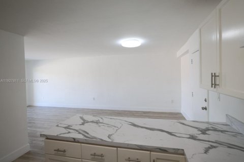 Снять в аренду квартиру в Хайалиа, Флорида 2 спальни, 2905.89м2, № 1992334 - фото 4