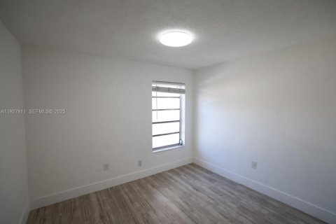 Снять в аренду квартиру в Хайалиа, Флорида 2 спальни, 2905.89м2, № 1992334 - фото 10