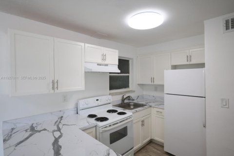 Снять в аренду квартиру в Хайалиа, Флорида 2 спальни, 2905.89м2, № 1992334 - фото 1