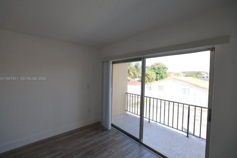 Снять в аренду квартиру в Хайалиа, Флорида 2 спальни, 2905.89м2, № 1992334 - фото 6