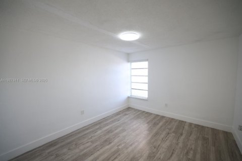 Снять в аренду квартиру в Хайалиа, Флорида 2 спальни, 2905.89м2, № 1992334 - фото 9