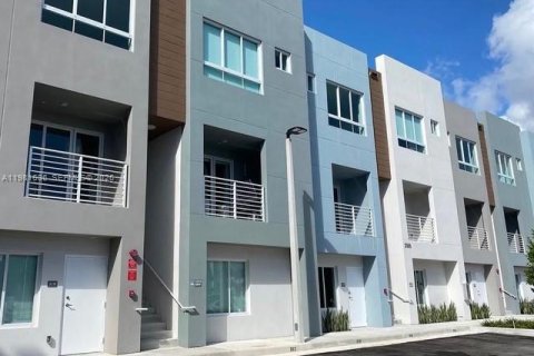 Condo in Miami, Florida, 3 bedrooms  № 2042973