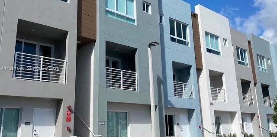 Condo in Miami, Florida, 3 bedrooms  № 2042973