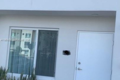 Condo in Miami, Florida, 3 bedrooms  № 2042973 - photo 2