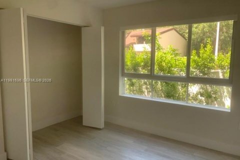 Condo in Miami, Florida, 3 bedrooms  № 2042973 - photo 9