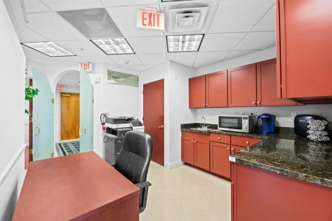 Commercial property in Fort Lauderdale, Florida № 2288646 - photo 8