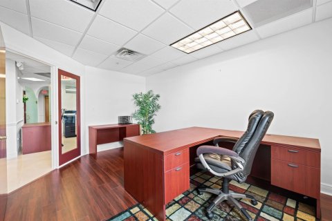 Commercial property in Fort Lauderdale, Florida № 2288646 - photo 12