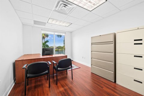Commercial property in Fort Lauderdale, Florida № 2288646 - photo 13