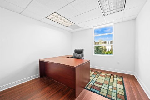 Commercial property in Fort Lauderdale, Florida № 2288646 - photo 11