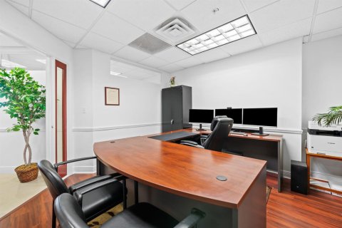 Commercial property in Fort Lauderdale, Florida № 2288646 - photo 10