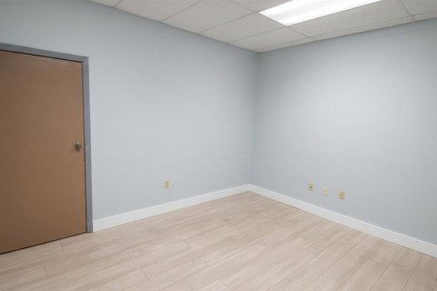 Immobilier commercial à louer à Sanford, Floride: 14.21 m2 № 2377439 - photo 3