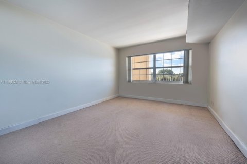 Condo in Pompano Beach, Florida, 3 bedrooms  № 1812202 - photo 16