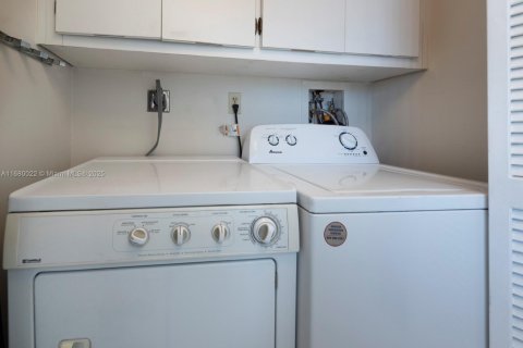 Condo in Pompano Beach, Florida, 3 bedrooms  № 1812202 - photo 11