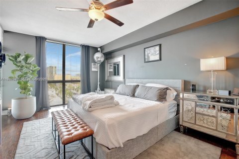 Condo in Hollywood, Florida, 3 bedrooms № 1995859 - photo 12