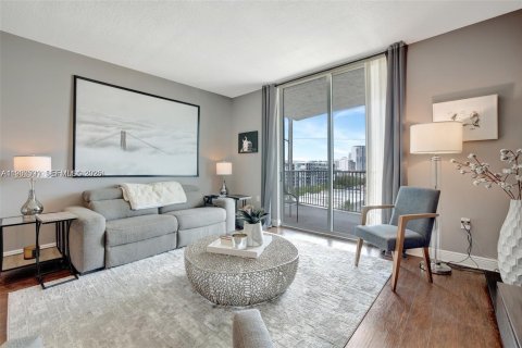 Condo in Hollywood, Florida, 3 bedrooms № 1995859 - photo 2