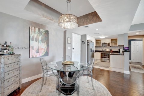 Condo in Hollywood, Florida, 3 bedrooms № 1995859 - photo 8