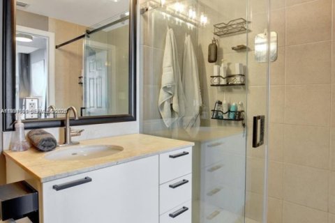 Condo in Hollywood, Florida, 3 bedrooms № 1995859 - photo 18