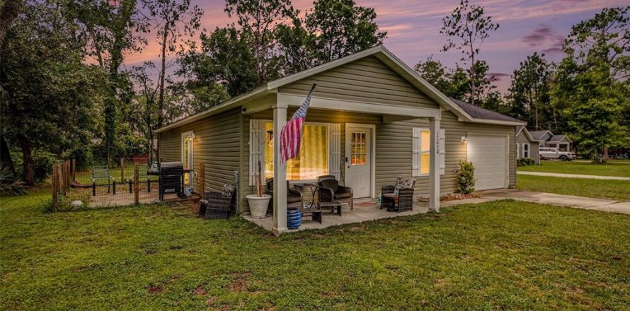 House in Ocklawaha, Florida 3 bedrooms, 99.96 sq.m. № 2234606