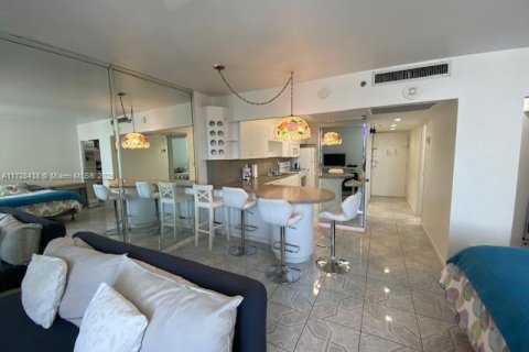 Condo in Miami Beach, Florida № 1959340 - photo 1