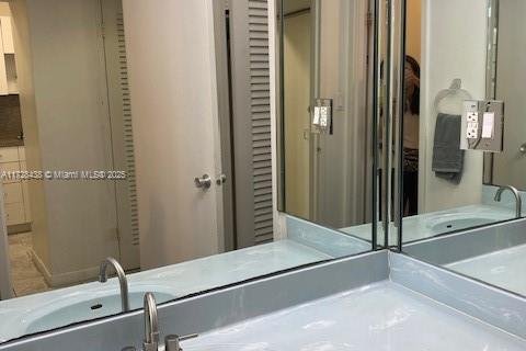 Condo in Miami Beach, Florida № 1959340 - photo 17