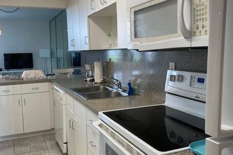 Condo in Miami Beach, Florida № 1959340 - photo 10