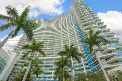 Condominio en alquiler en Miami, Florida, 2 dormitorios, 155.43 m2 № 1937484 - foto 1