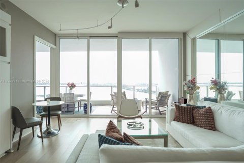 Condominio en alquiler en Miami, Florida, 2 dormitorios, 155.43 m2 № 1937484 - foto 11