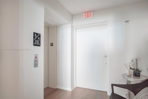 Condominio en alquiler en Miami, Florida, 2 dormitorios, 155.43 m2 № 1937484 - foto 6