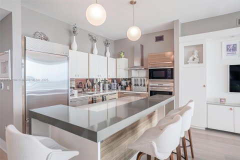Condominio en alquiler en Miami, Florida, 2 dormitorios, 155.43 m2 № 1937484 - foto 12