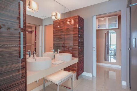 Condominio en alquiler en Miami, Florida, 2 dormitorios, 155.43 m2 № 1937484 - foto 23