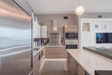 Condominio en alquiler en Miami, Florida, 2 dormitorios, 155.43 m2 № 1937484 - foto 15