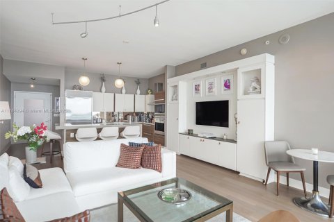 Condominio en alquiler en Miami, Florida, 2 dormitorios, 155.43 m2 № 1937484 - foto 17