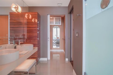 Condominio en alquiler en Miami, Florida, 2 dormitorios, 155.43 m2 № 1937484 - foto 24