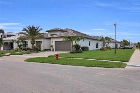 House in Port St. Lucie, Florida 3 bedrooms, 259.29 sq.m. № 2361686 - photo 3