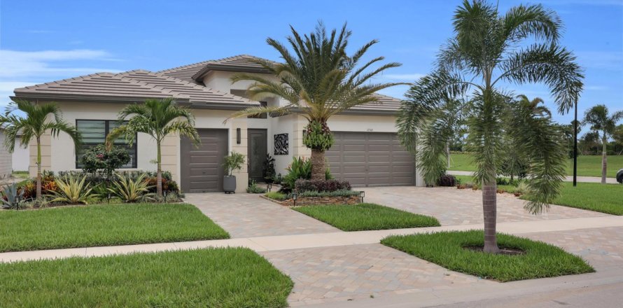 House in Port St. Lucie, Florida 3 bedrooms, 259.29 sq.m. № 2361686